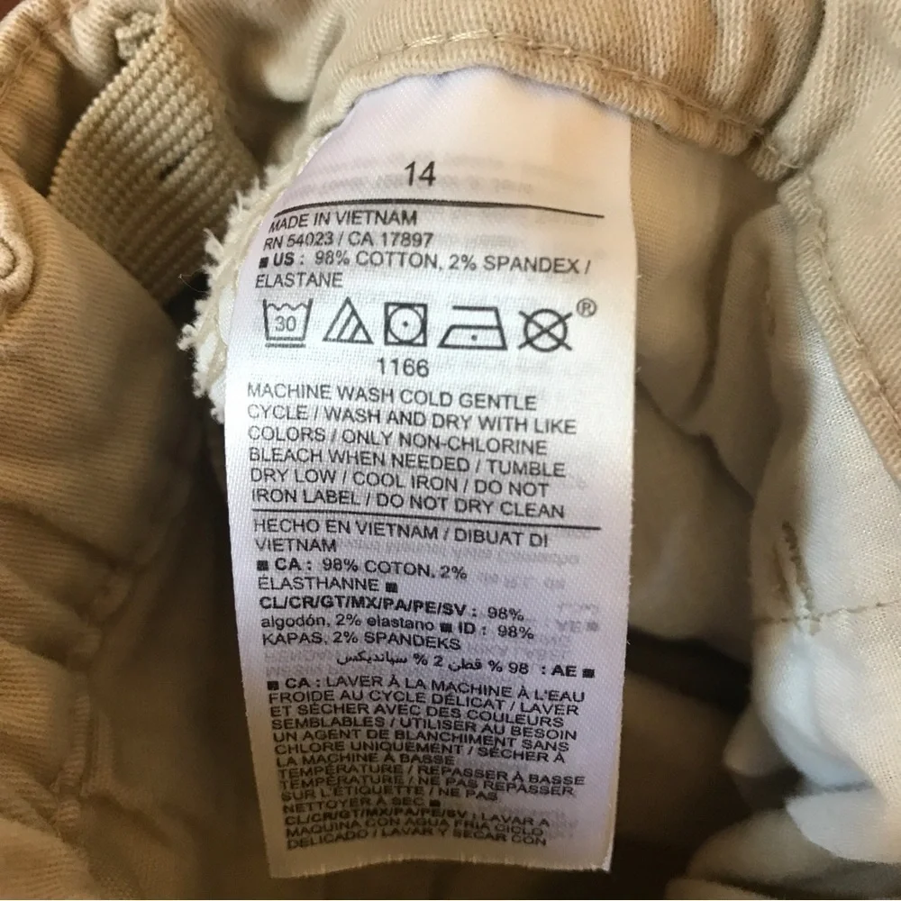Bundle 2 old navy kids Bermuda slim and Bermuda stretch khaki shorts